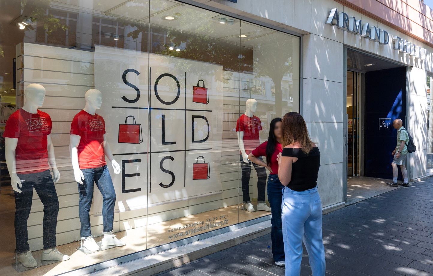 Las rebajas finalmente se ampliaron una semana, hasta el 28 de julio. Las rebajas finalmente se ampliaron una semana, hasta el 28 de julio.
